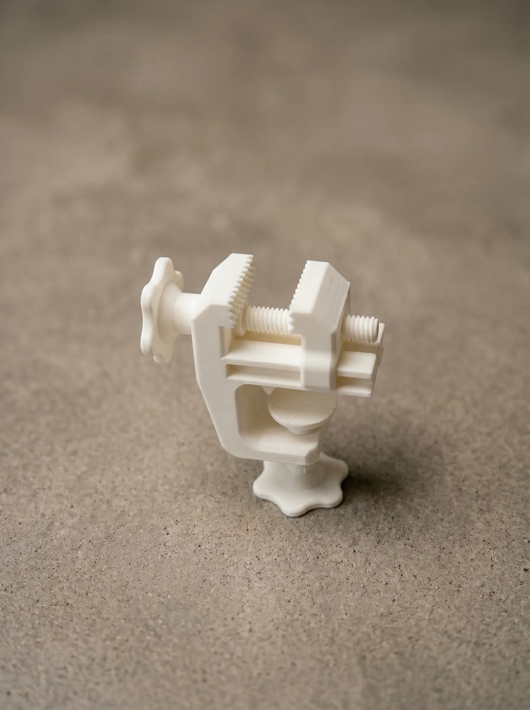 Articulated benchtop vise — demonstration print, PLA